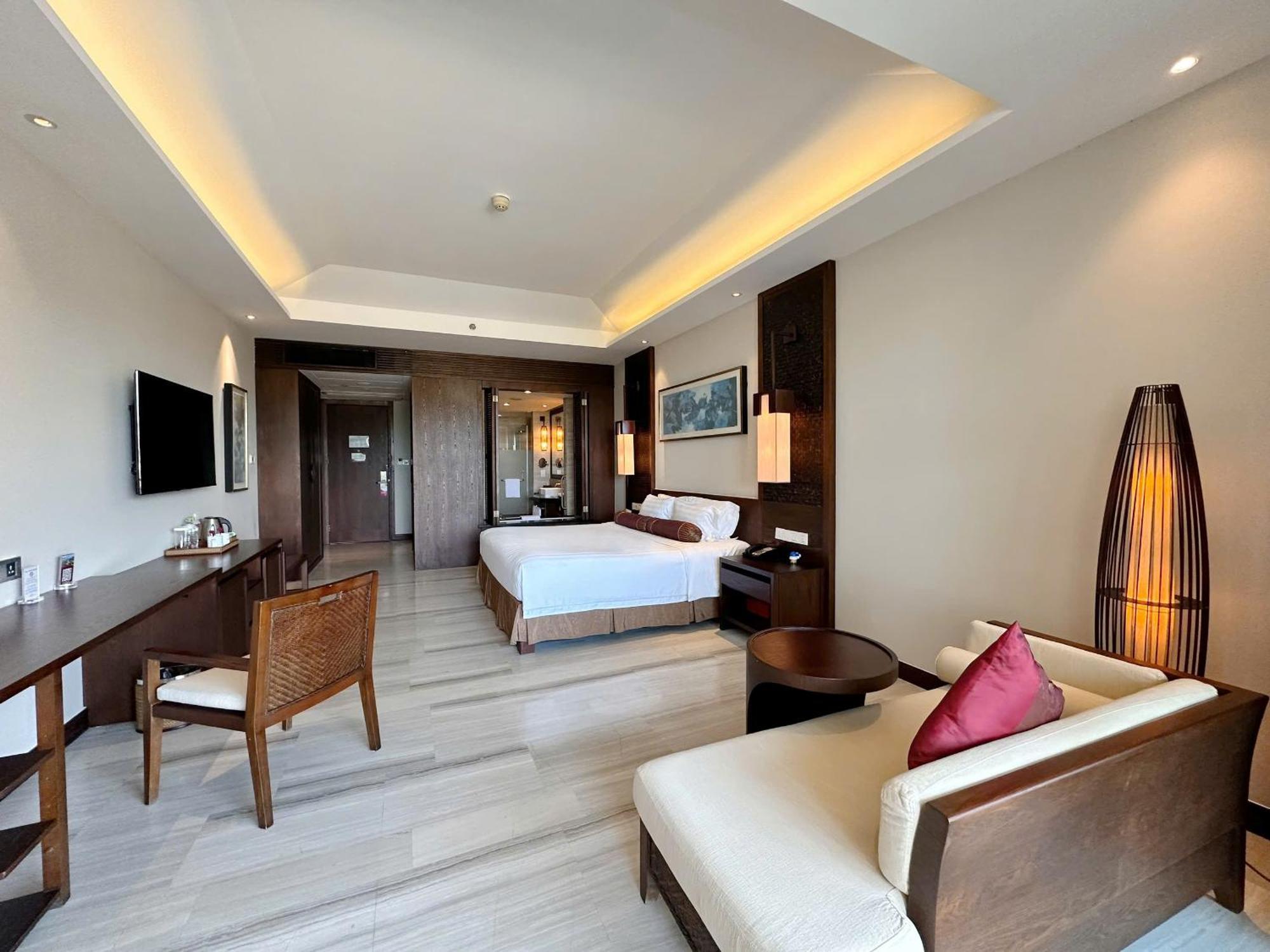 Crowne Plaza & 5*